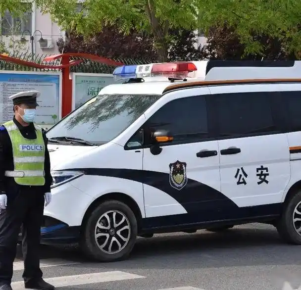 同样是警车,为何分"公安"和"警察"两种,出警又为啥要鸣笛?