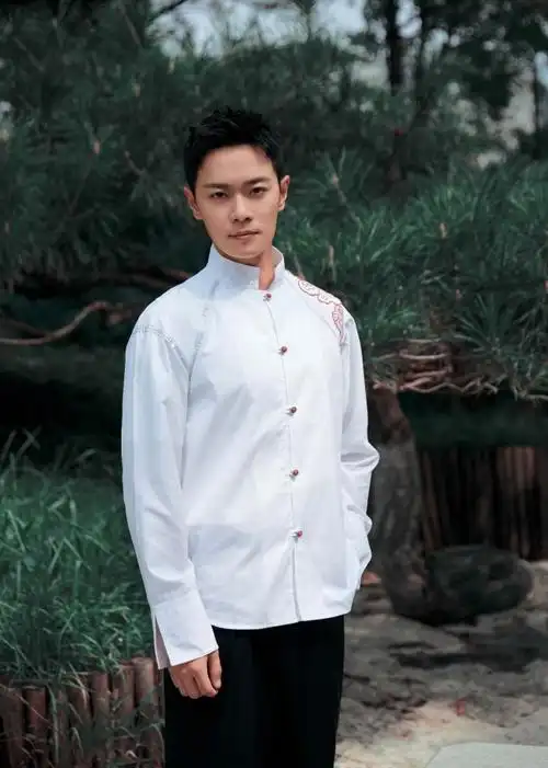 曹骏曝光初秋暖夕写真 舒适惬意氛围彰显正气本色