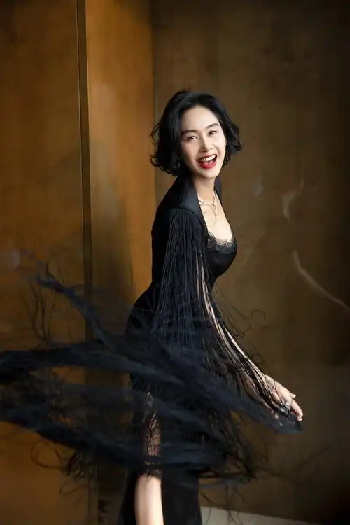 朱茵 今日造型释出,身着黑色垫肩流苏裙,气场十足_高清图集_新浪网