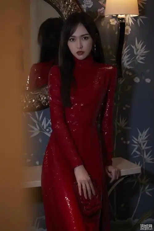 唐嫣穿红色亮片裙女人味飙升 上身包裹严实开衩秀美腿