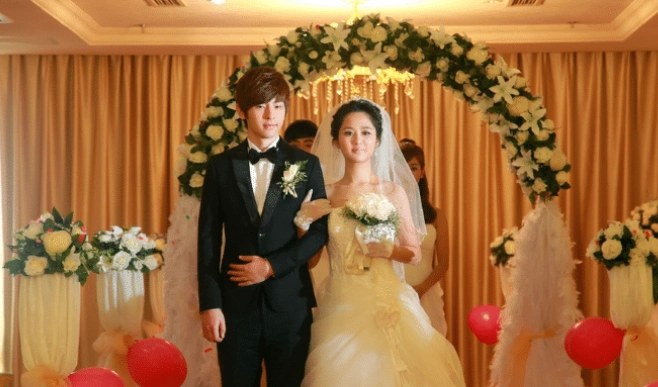 杨紫的八张结婚照曝光前七张像是被逼婚最后一张两情相悦