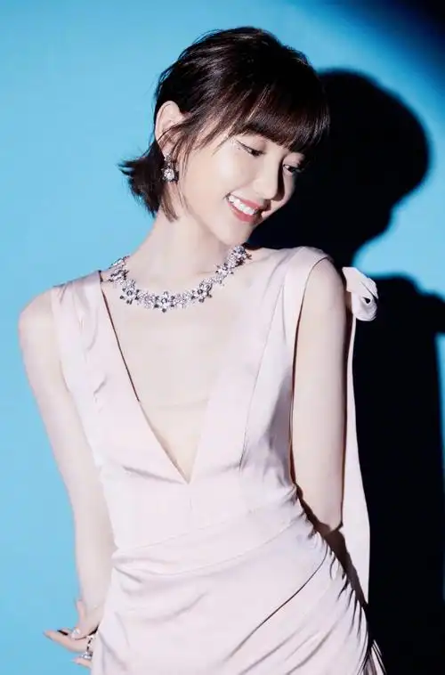 32岁毛晓彤身材有型容颜俏丽浑身散发着性感魅力