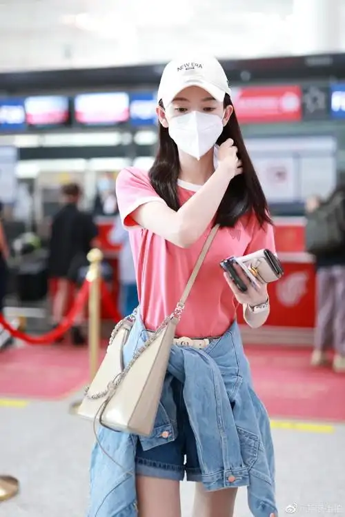 陈瑶sebrina最新机场look释出,这身@wrangler威格的衣服穿在瑶妹缮舷