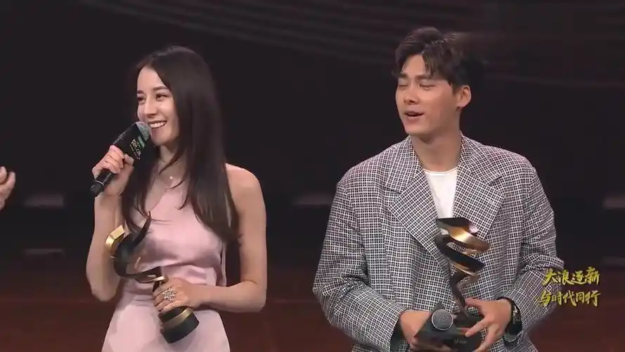 迪丽热巴李易峰2018荣获微博之夜年度热度人物颁奖现场