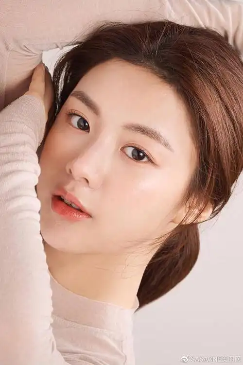 被当做美貌模版的韩国模特美女高允真她看起来清冷自然有高级感