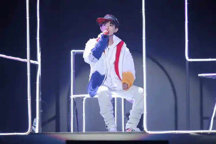 易烊千玺生日会手机壁纸亮了!壁纸也太向上了!