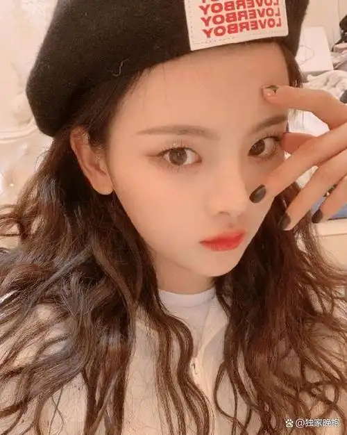 杨超越出生于农村,家境并不富裕,早年便独自一人出去打工.