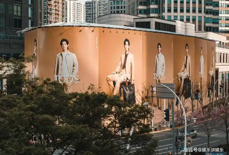 还是南京,台北的繁华商圈,乃至远在澳大利亚和日本的国际大都市,肖战