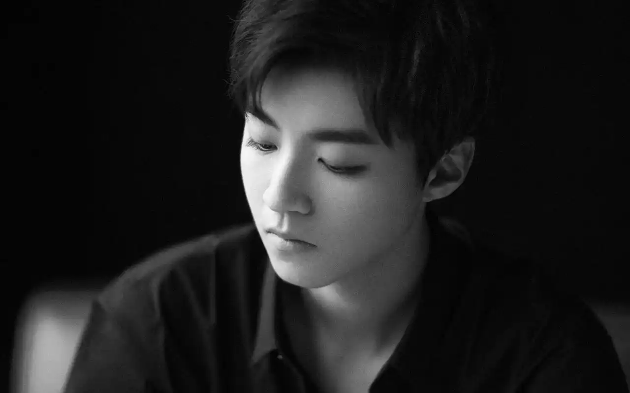 tfboys王俊凯衬衣黑白帅气写真图片壁纸