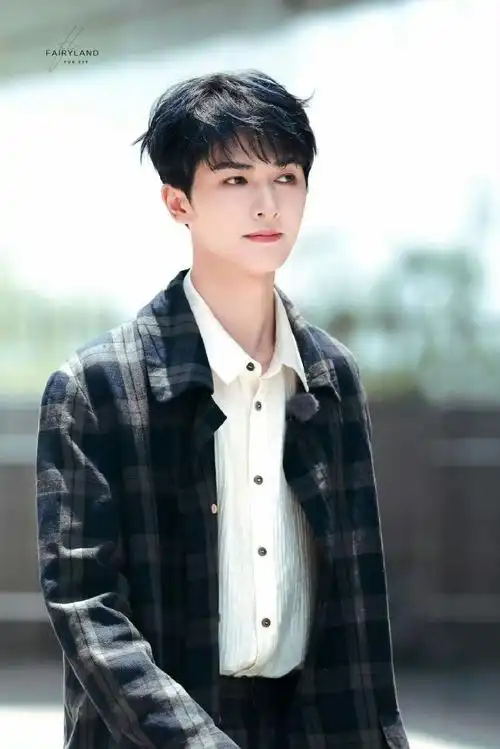 朱正廷上班的状态很帅气,上班好像走秀现场,就说这一份帅气太可爱了吧