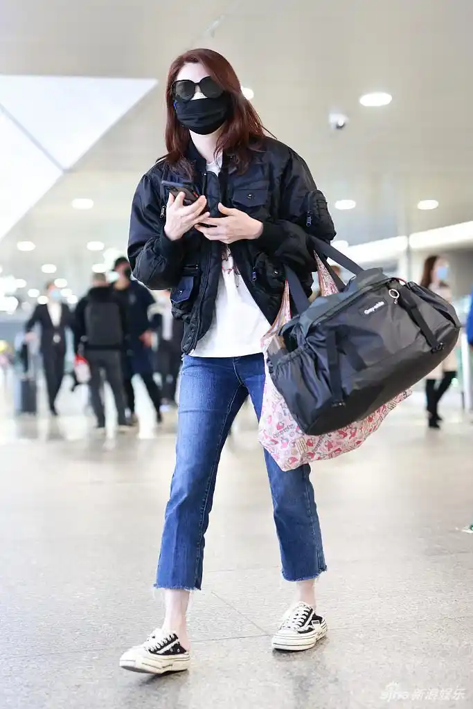 组图:50岁洪欣穿白t配牛仔裤 露白皙脚踝清新减龄