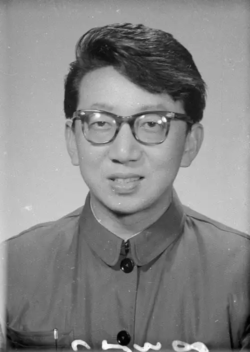 戴眼镜的男子半身证件照