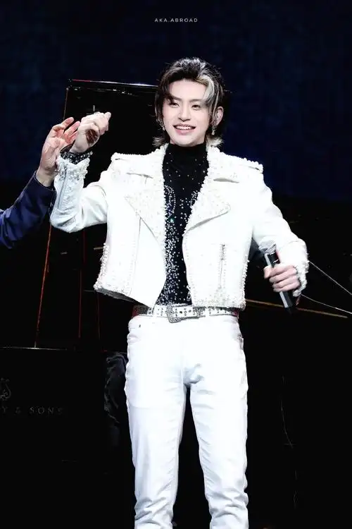 小鬼王琳凯超话//#小鬼今晚白马王子即视感#  240201 郎朗成都钢琴