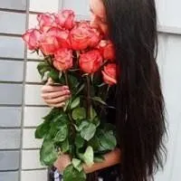 手拿玫瑰花的女生侧面头像【点击鼠标右键下载】