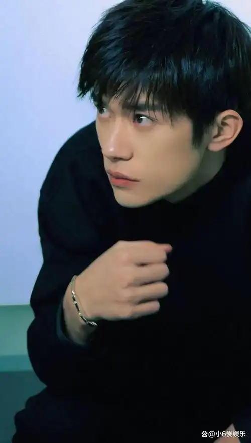 易烊千玺直播时候称:当时为了拍《满江红》,留了两三个月的头发