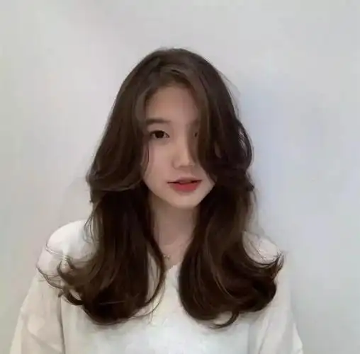 这款发型一般搭配长刘海,修饰颧骨,显得脸型更加小.