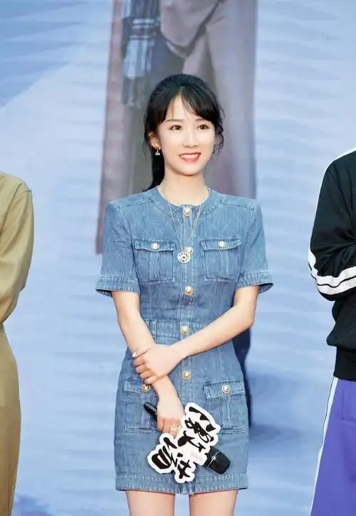 阔太李念真休闲t恤搭配短裙少女感满满搭配绿色雨靴太抢眼