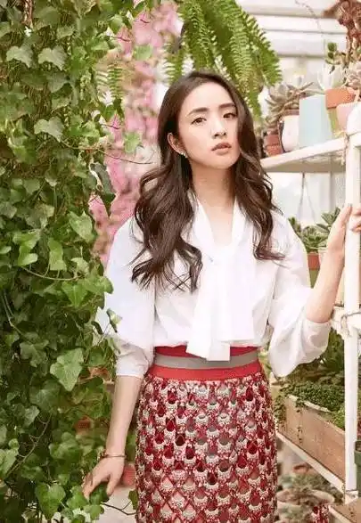 林依晨造型大翻车了,穿"奶奶"连衣裙配凉鞋,羊毛卷显老10岁_女生_西装