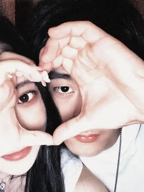 情侣拍照姿势之比爱心06适合官宣嘎嘎好看