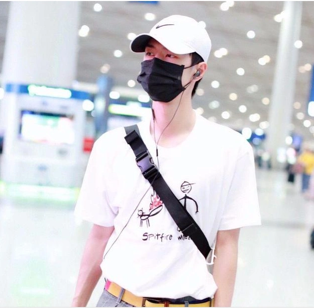 王一博身穿白色t恤搭配格纹宽松长裤现身机场 清新自然帅气十足