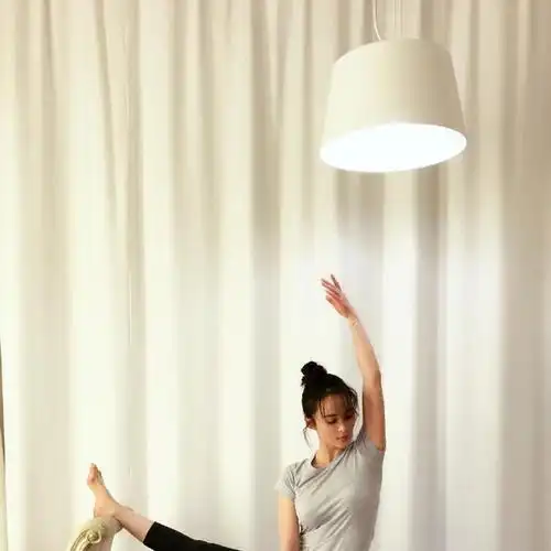 蒋勤勤练瑜伽劈叉腿修长 画风令人猝不及防