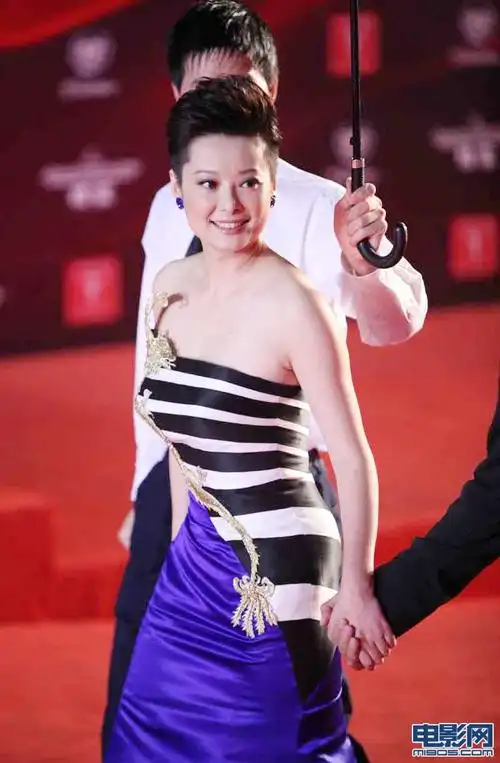 袁莉牵手张国立雨中亮相红毯 短发清爽抹胸独特