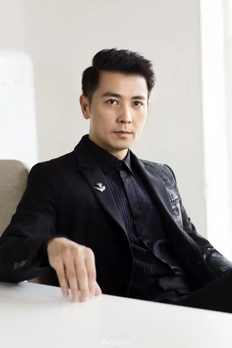 组图:保剑锋曝杂志封面大片 "半生少年"的自由之路