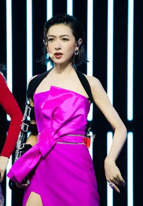 万茜练习金晨(万茜组穿闪钻流苏裙跳钢管舞)(7)