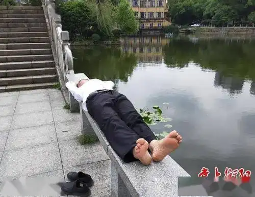 向不文明行为说不丨危险又不雅男子躺公园护栏石板上睡觉