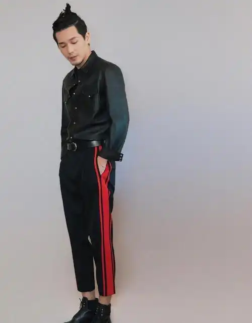 白宇这套造型,也算少有的奇葩混搭之一,金色西服外套,脚上穿着一双