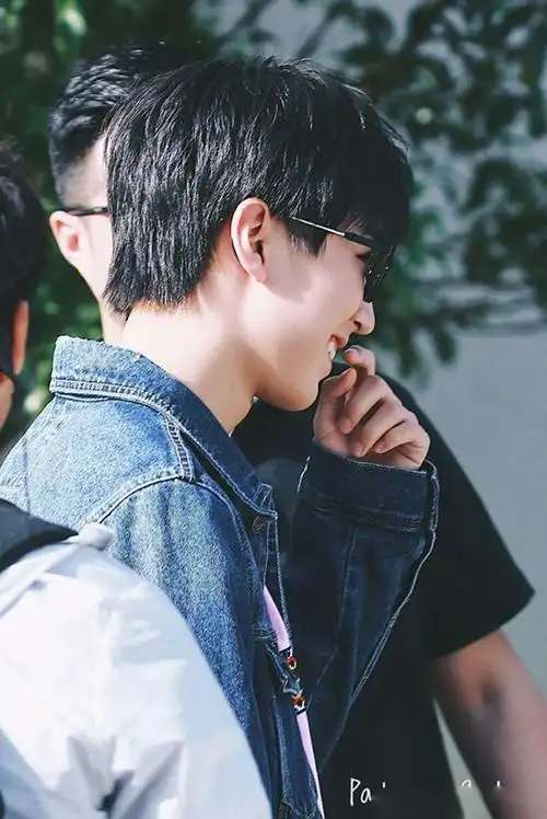 tfboys-王俊凯回头一笑,萌脸帅的晃眼