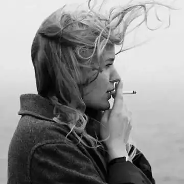 寒风中吸烟_欧美黑白头像图片_扣扣居