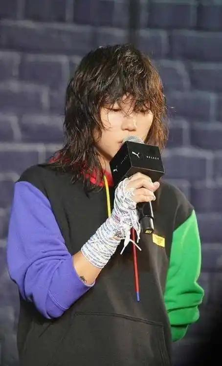 23岁窦靖童变化太大,封面照像"假小子",真浪费王菲基因_服装_魅力