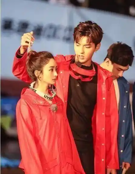 冯绍峰赵丽颖甜蜜合体照曝光,两夫妻到三亚度假,辟谣离婚传言_网友