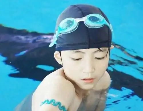 王俊凯游泳时被偷拍愤怒到向摄像机泼水