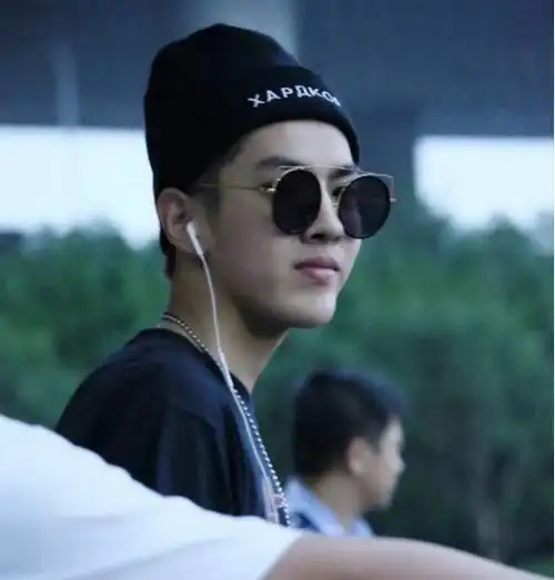 路人镜头下的吴亦凡:图2拍糊了依旧帅气,最后一张最搞笑!