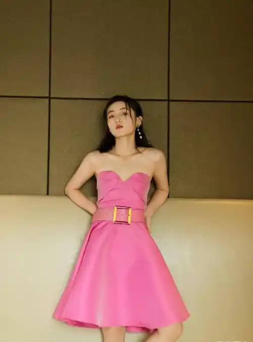 张子枫时尚太"着急",穿露肩小v领短裙,躺在浴缸里拍照太美了