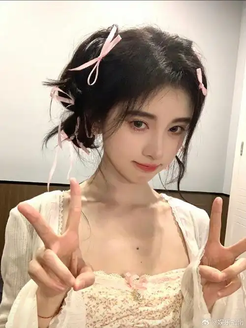 鞠婧祎就是真人芭比#鞠婧祎头上好多蝴蝶结,碎花连衣裙清纯又可爱