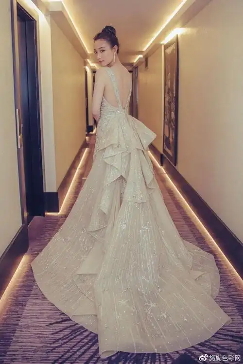 淡雅长裙的美女明星倪妮礼服惊艳出场,体验着极致张扬的的人生