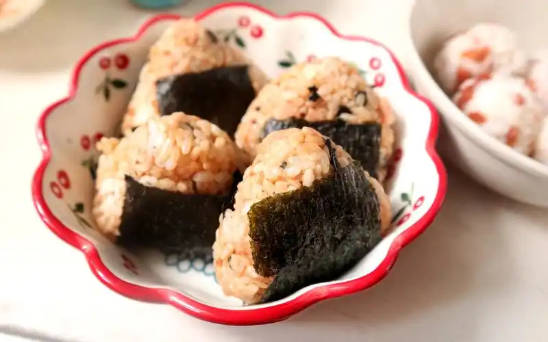 【十分钟美食】日式三角 梅子饭团 双重美味 味蕾也举手说赞