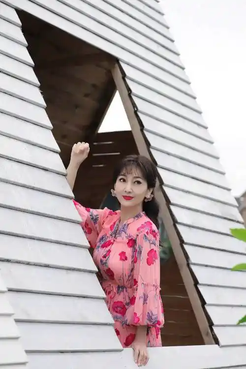 71岁赵雅芝穿粉色印花裙似少女,红唇吸睛笑容甜,傲人上围引注目_写真