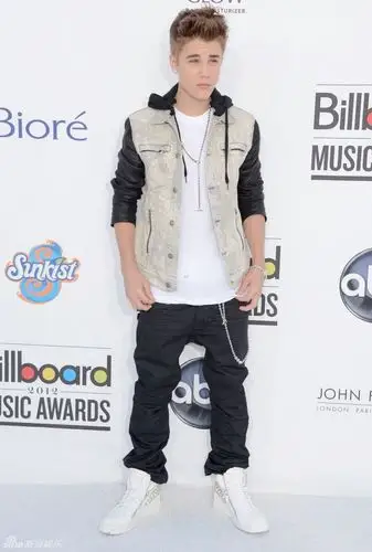 组图:贾斯汀-比伯帅气亮相秀潮鞋_高清图集_新浪网