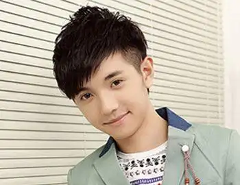 男人斜刘海短发发型初中男人好看的斜刘海短发发型4