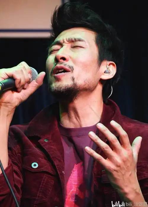 一位严格自律的歌手满江