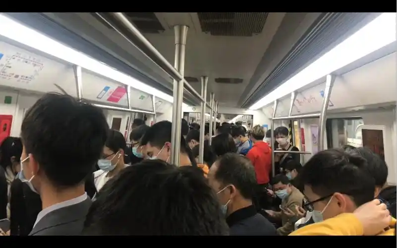 深圳地铁晚高峰人员情况