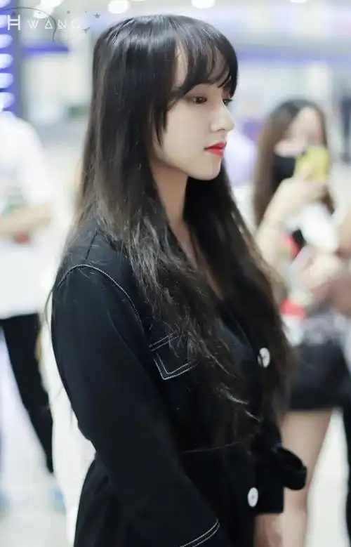 程潇正面照够美了当她歪头展示骨相美侧脸可以单独出道了