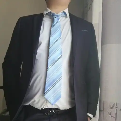 喜欢穿西装西裤的大叔