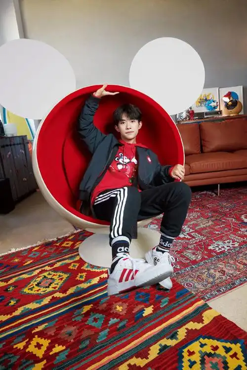 易烊千玺这身同款还能买到男款黑色夹克背面是一只脚踏祥云的大米奇