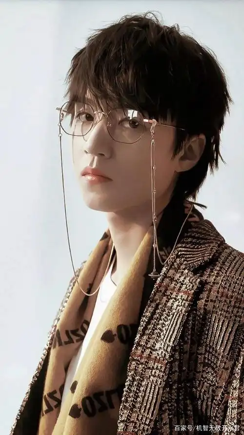 戴眼镜的他,像极了漫画中的柯南,难怪他的智商那么高.