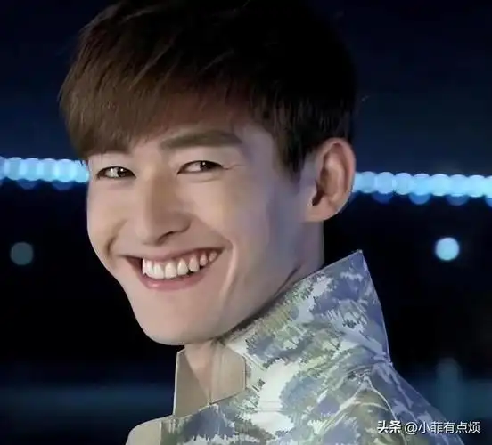 里张翰的回眸一笑更是成为了表情包素材,张翰饰演的霸总有种和他年龄